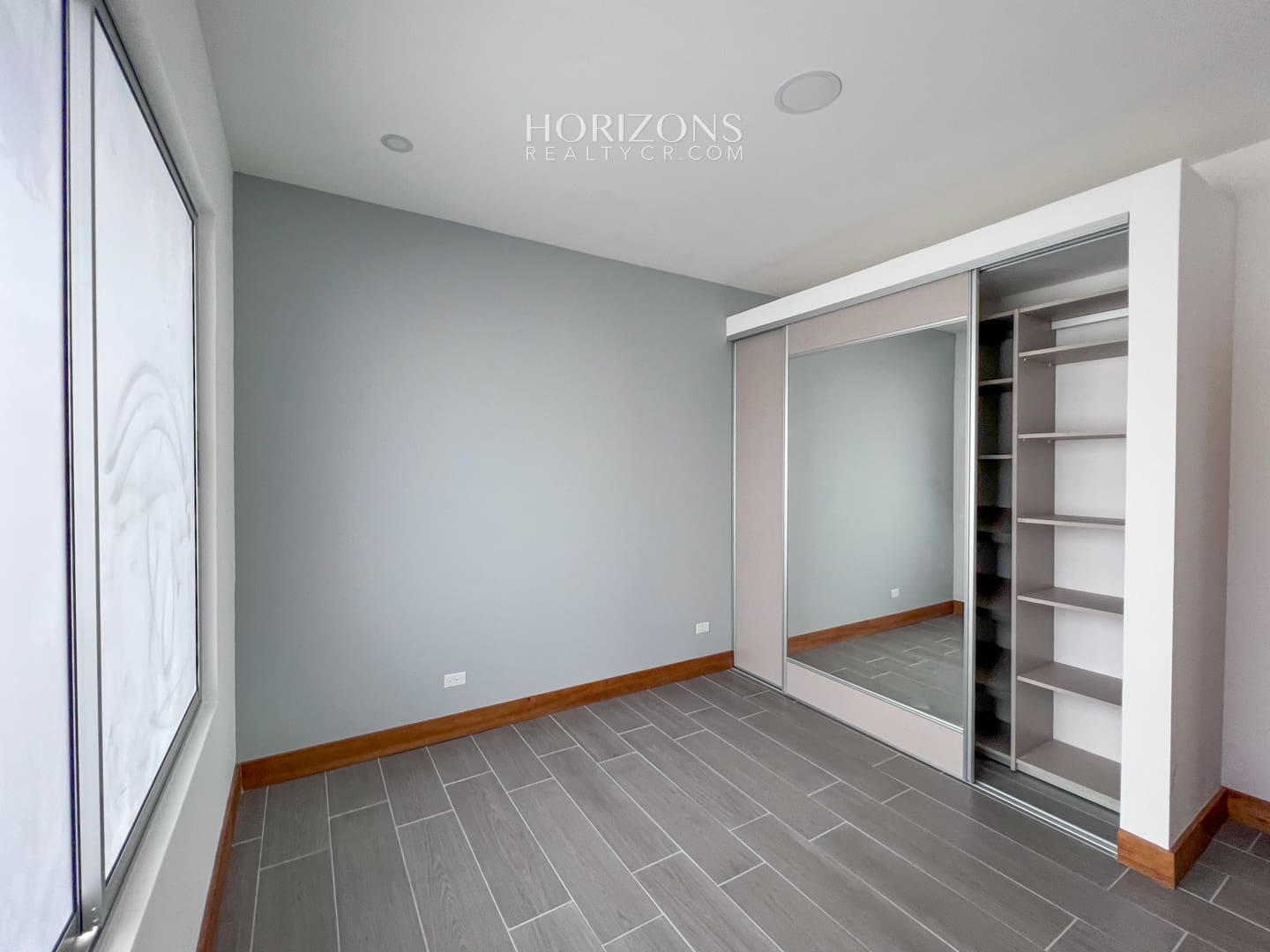 CASA NUEVA 2 DORMITORIOS AMPLIOS + OFICINA EN CONDOMINIO DISTRITO SAN JUAN nja1025