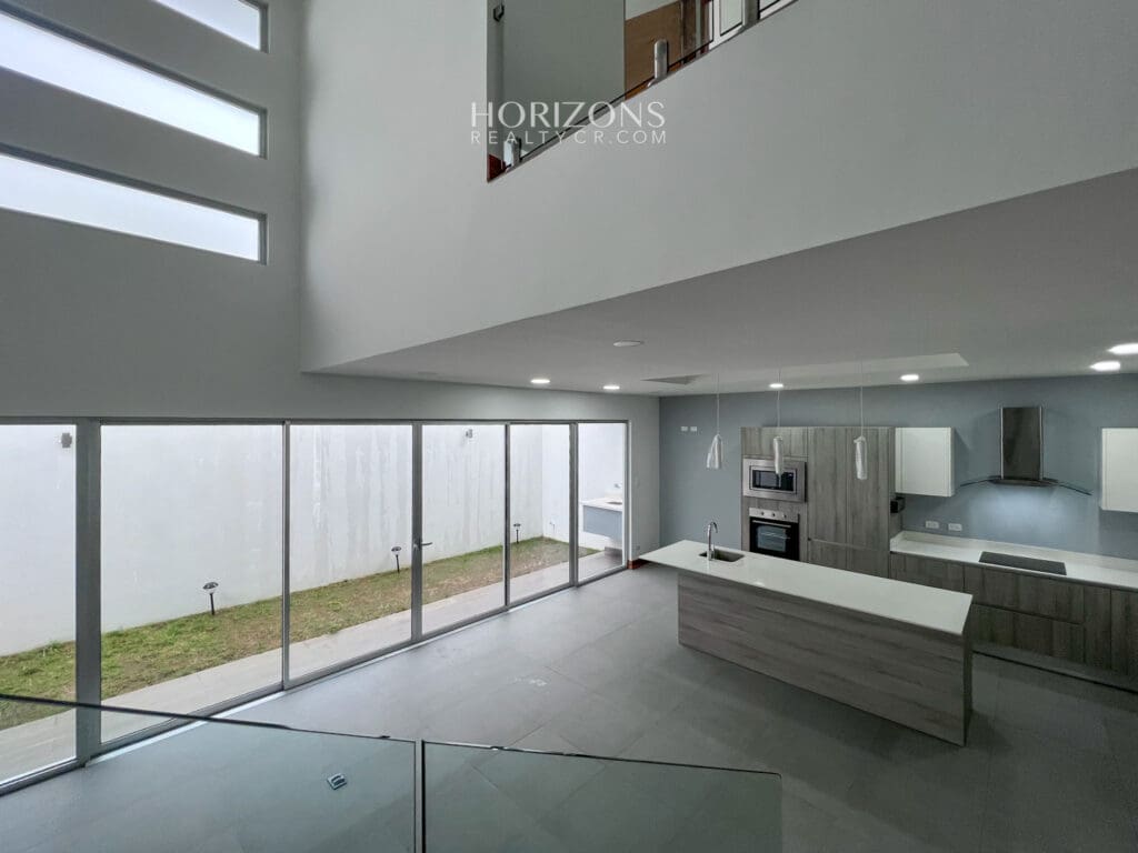 CASA NUEVA 2 DORMITORIOS AMPLIOS + OFICINA EN CONDOMINIO DISTRITO SAN JUAN nja1025
