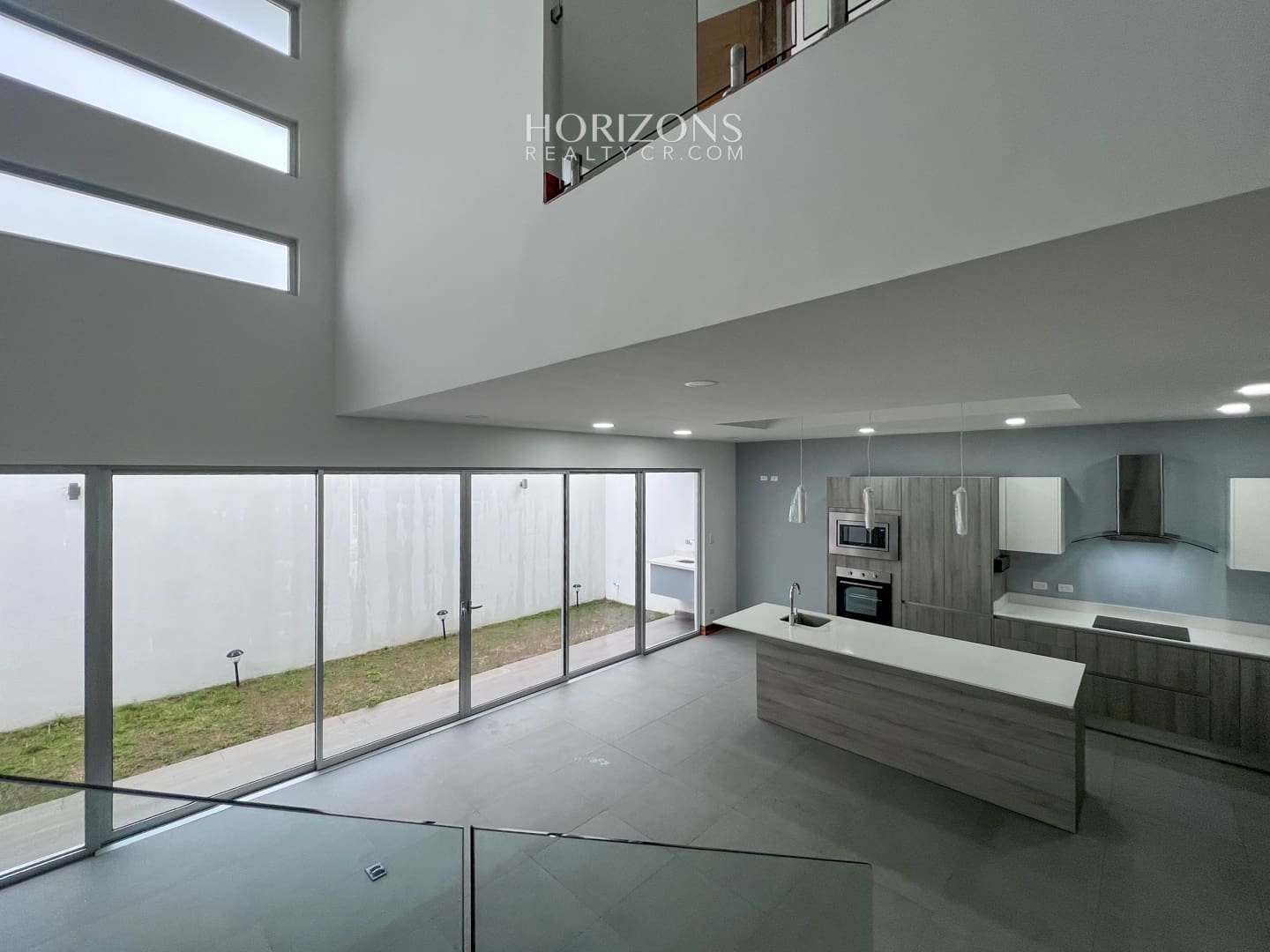 CASA NUEVA 2 DORMITORIOS AMPLIOS + OFICINA EN CONDOMINIO DISTRITO SAN JUAN nja1025