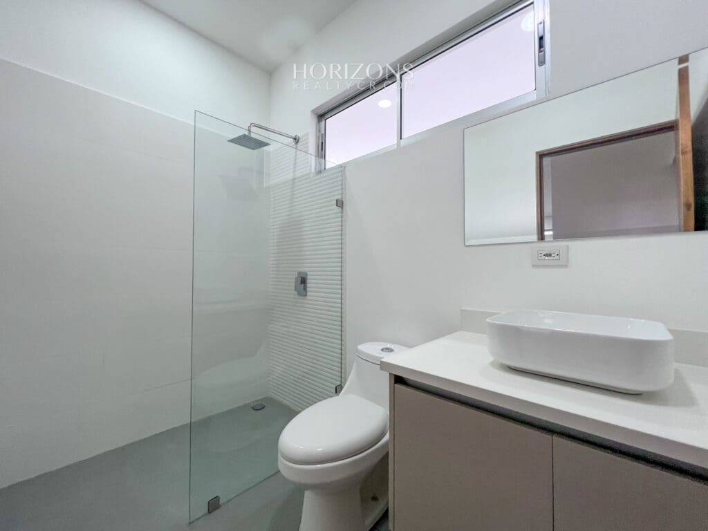 CASA NUEVA 2 DORMITORIOS AMPLIOS + OFICINA EN CONDOMINIO DISTRITO SAN JUAN nja1025