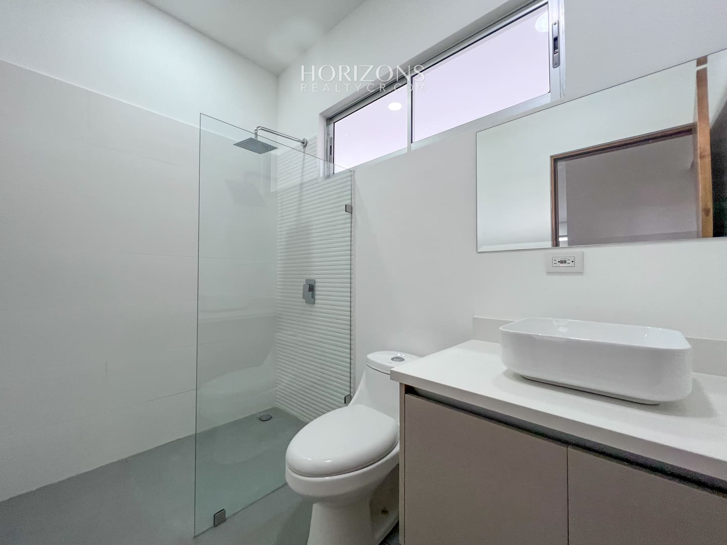 CASA NUEVA 2 DORMITORIOS AMPLIOS + OFICINA EN CONDOMINIO DISTRITO SAN JUAN nja1025