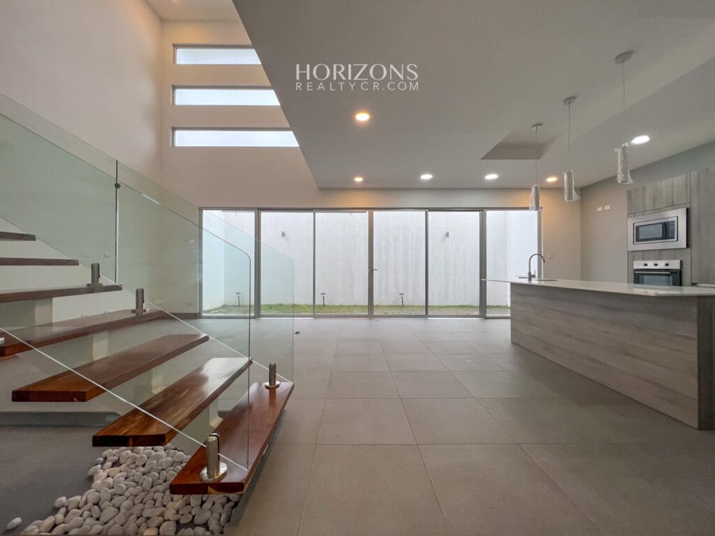 CASA NUEVA 2 DORMITORIOS AMPLIOS + OFICINA EN CONDOMINIO DISTRITO SAN JUAN nja1025