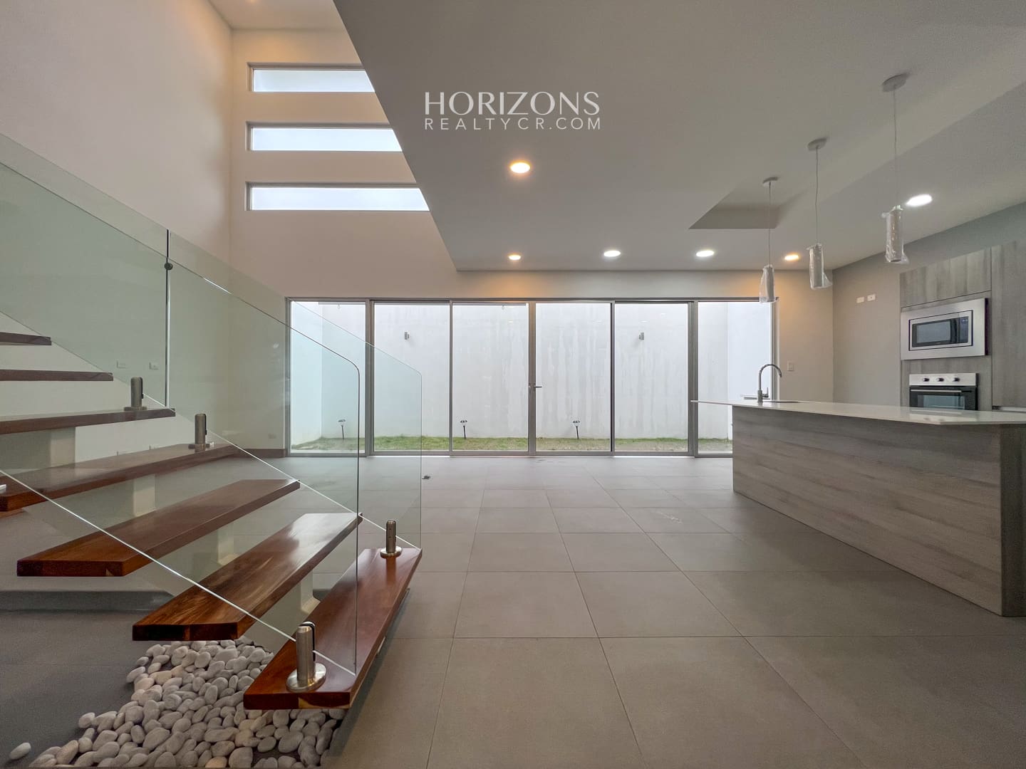 CASA NUEVA 2 DORMITORIOS AMPLIOS + OFICINA EN CONDOMINIO DISTRITO SAN JUAN nja1025