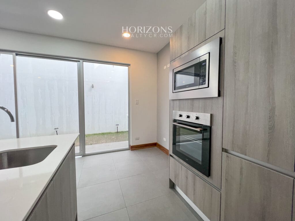 CASA NUEVA 2 DORMITORIOS AMPLIOS + OFICINA EN CONDOMINIO DISTRITO SAN JUAN nja1025