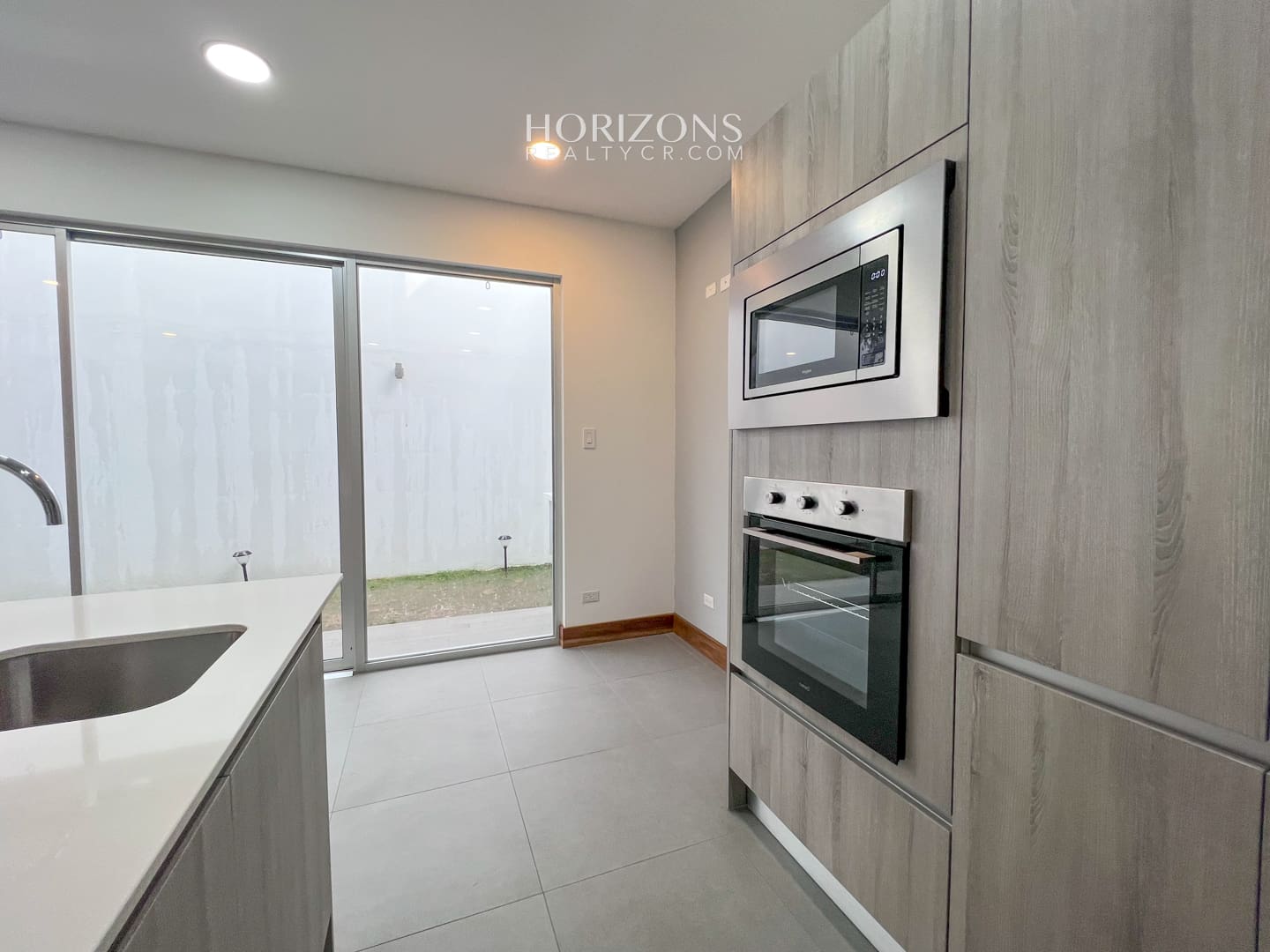 CASA NUEVA 2 DORMITORIOS AMPLIOS + OFICINA EN CONDOMINIO DISTRITO SAN JUAN nja1025