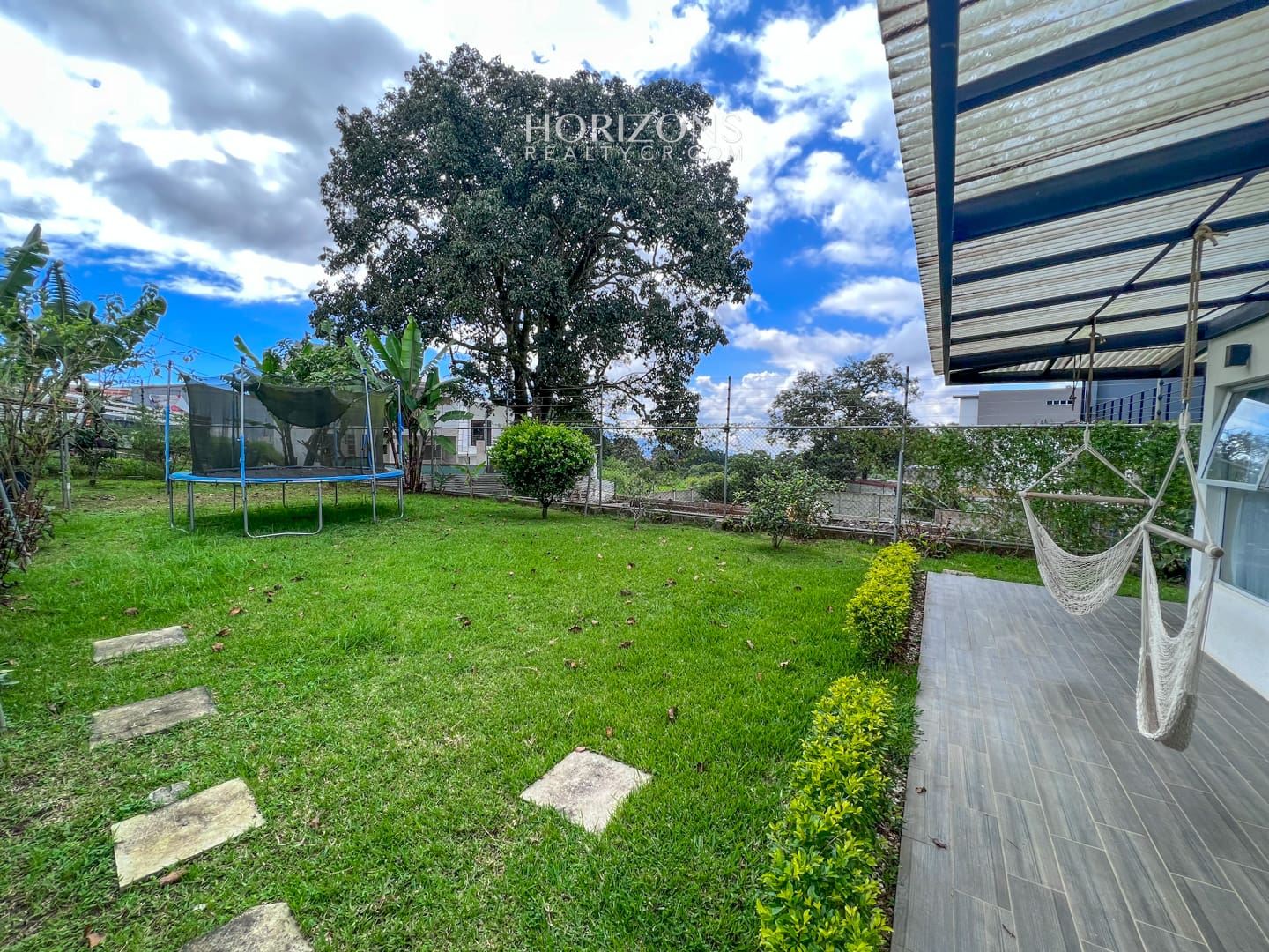 Se Vende Casa en La Unión Tres Ríos con Amplia Área Verde en Residencial con Seguridad NJA1016