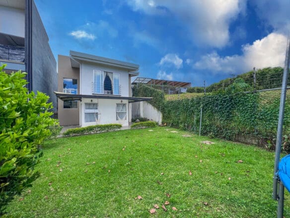 Se Vende Casa En La Unión Tres Ríos Con Amplia Área Verde En Residencial Con Seguridad Nja1016