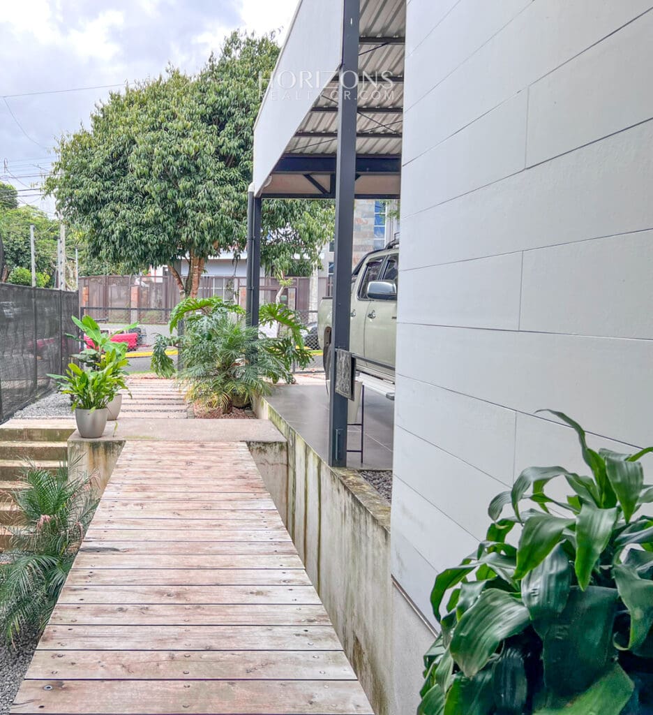 Se Vende Casa en La Unión Tres Ríos con Amplia Área Verde en Residencial con Seguridad NJA1016