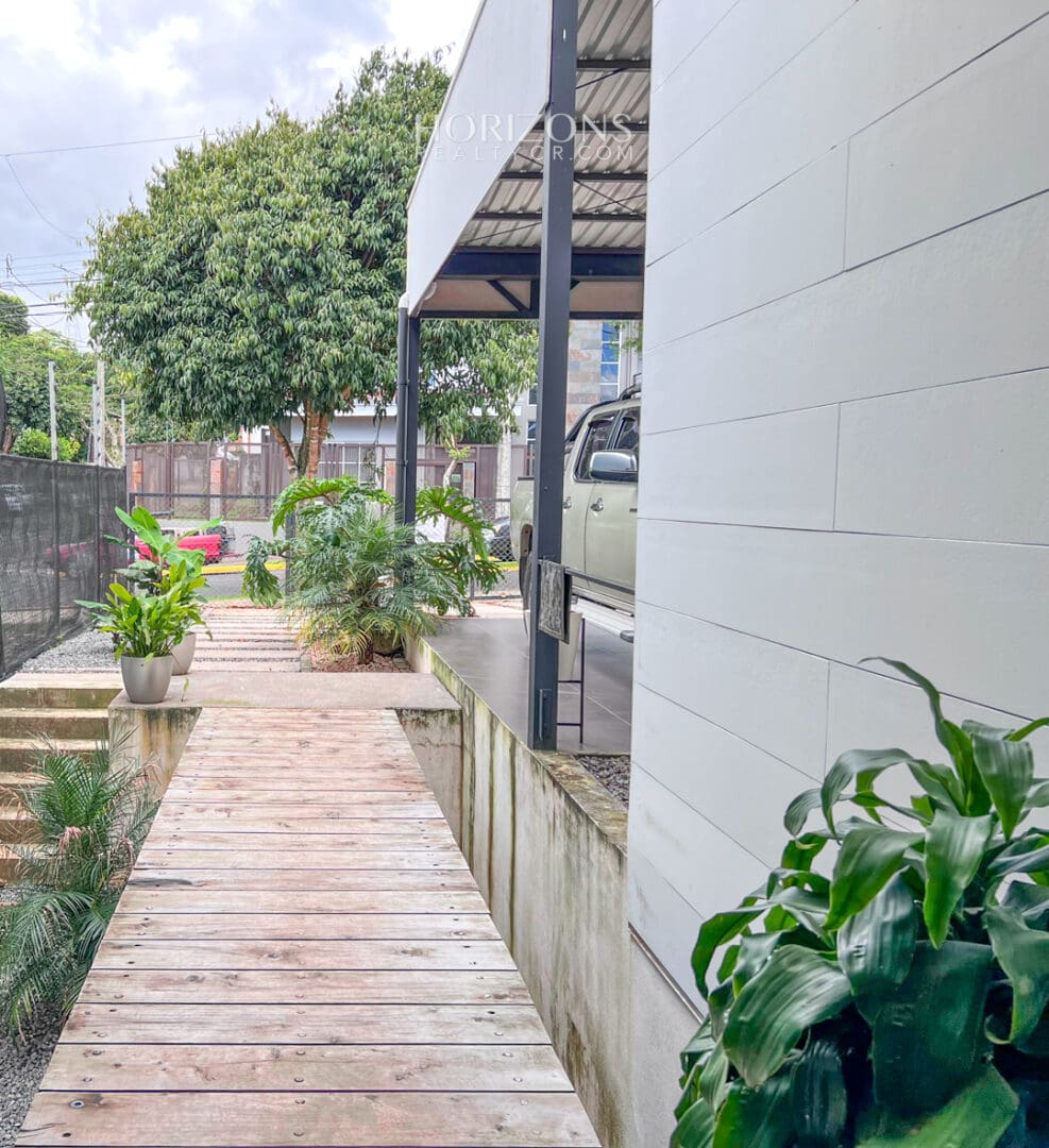 Se Vende Casa en La Unión Tres Ríos con Amplia Área Verde en Residencial con Seguridad NJA1016