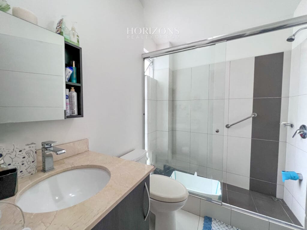 Casa en Venta en Condominio Genesis en Sabanilla 3 Habitaciones y Oficina  nja1018