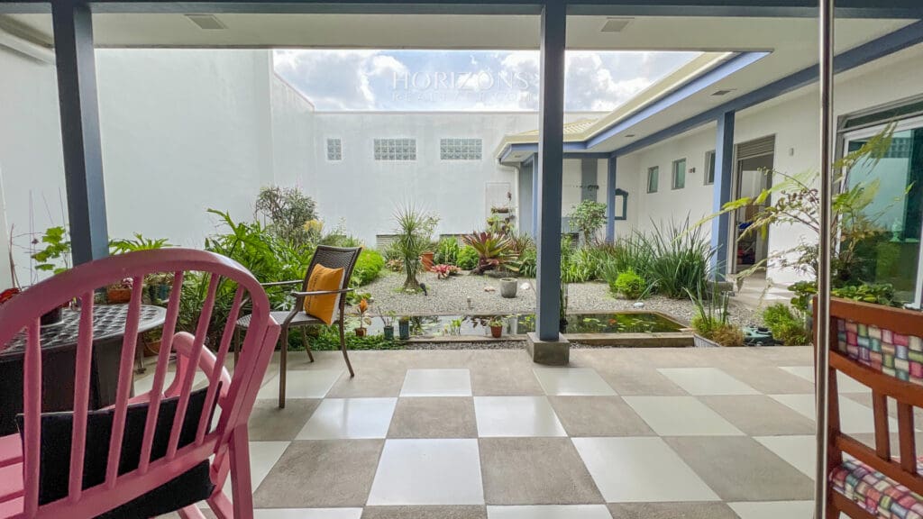 Casa Contemporánea en Guayabos Curridabat 3 Habitaciones 4 Parqueos njr39