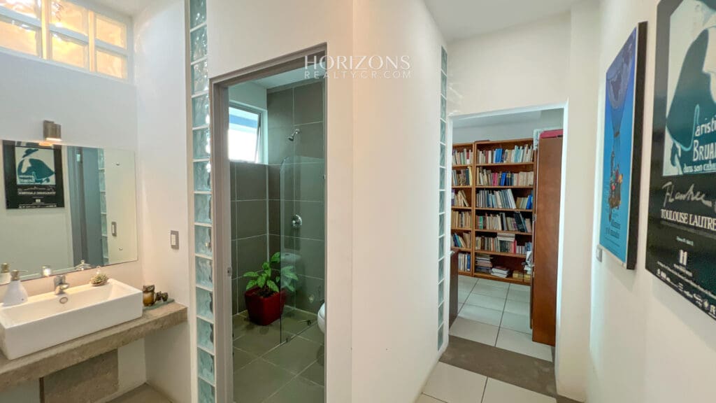 Casa Contemporánea en Guayabos Curridabat 3 Habitaciones 4 Parqueos njr39