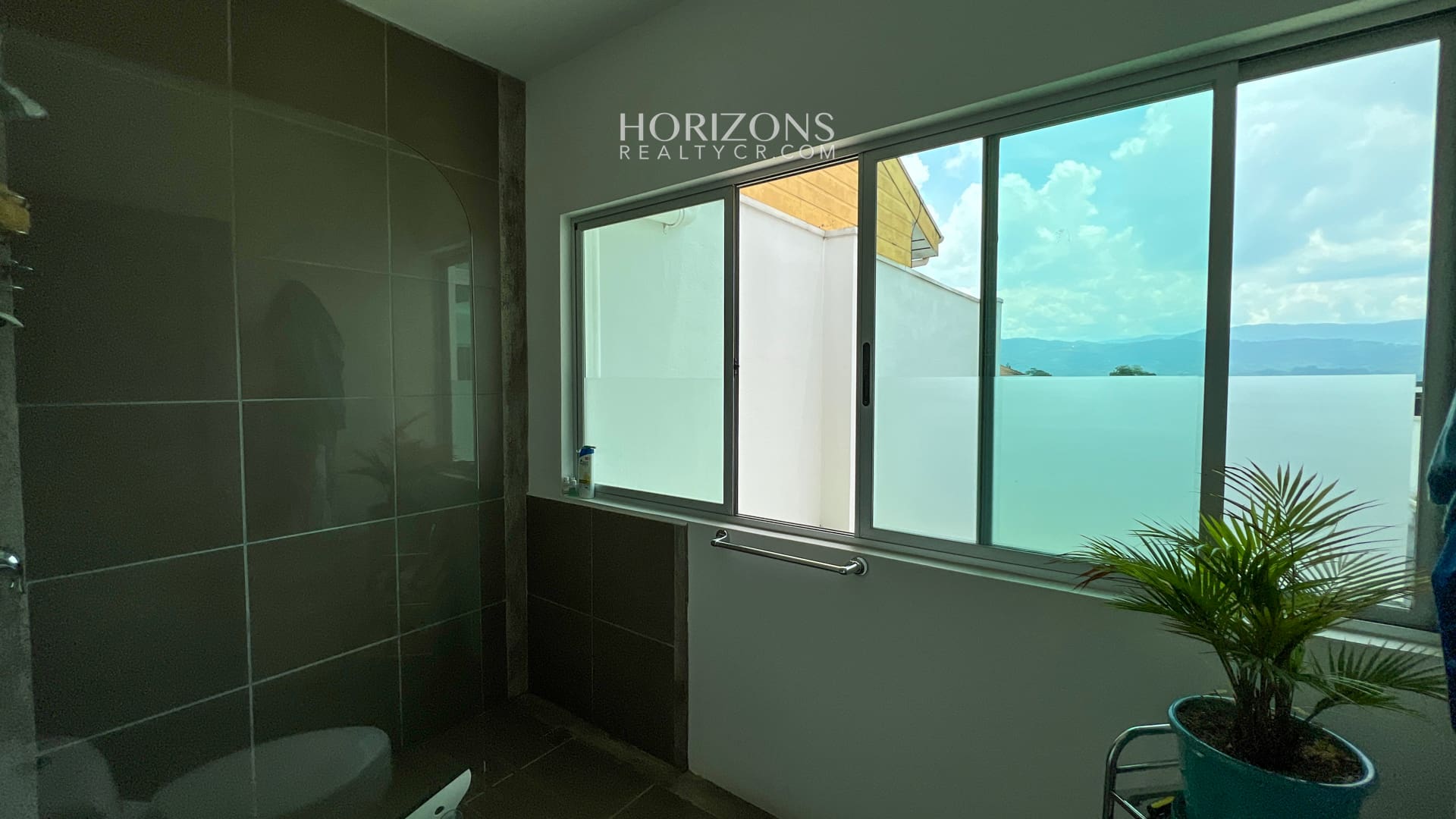 Casa Contemporánea en Guayabos Curridabat 3 Habitaciones 4 Parqueos njr39