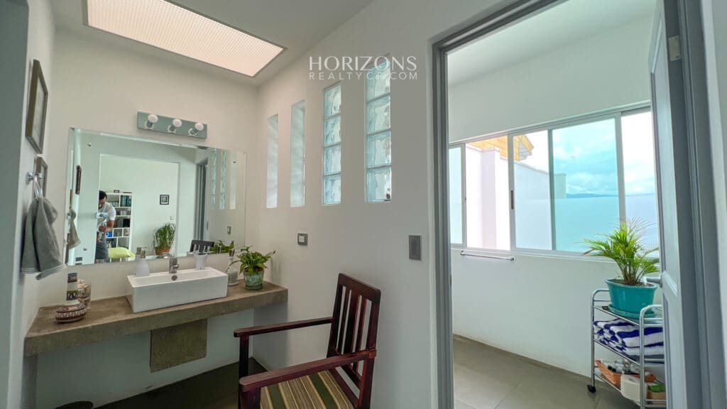 Casa Contemporánea en Guayabos Curridabat 3 Habitaciones 4 Parqueos njr39