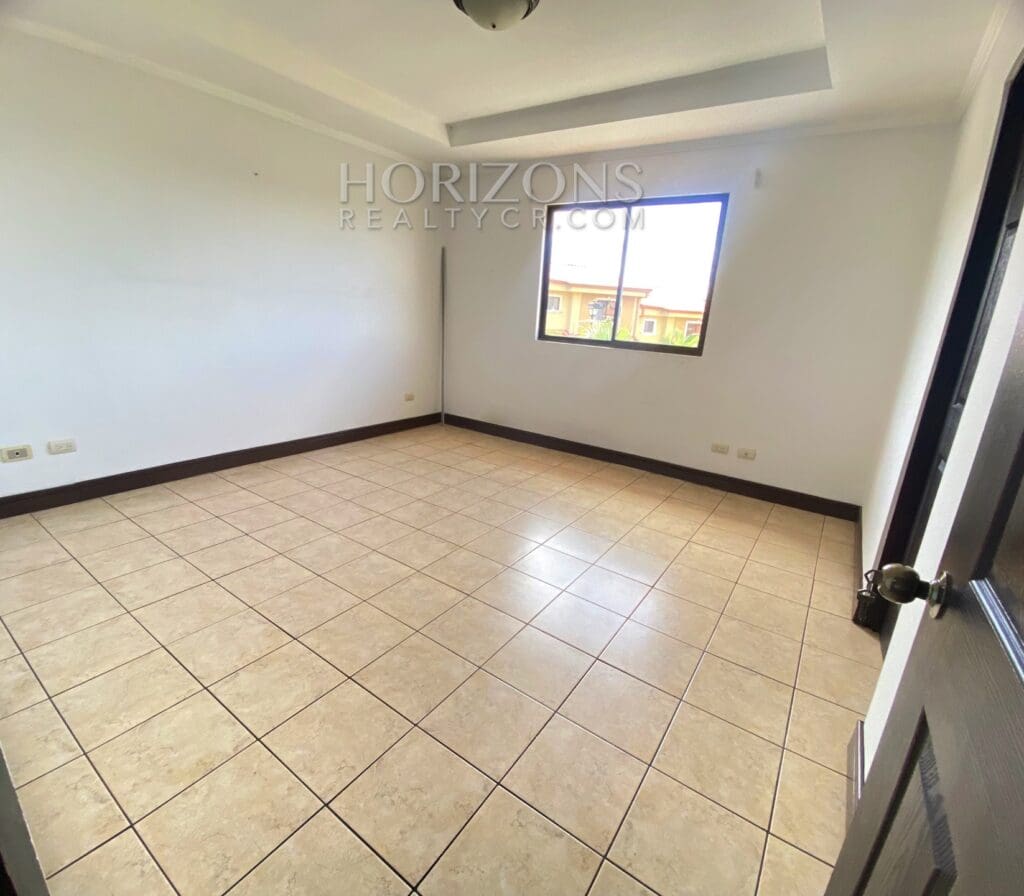 Se Alquila Casa en Condominio de 3 Habitaciones y Patio en Villas de Ayarco Curridabat nja1080