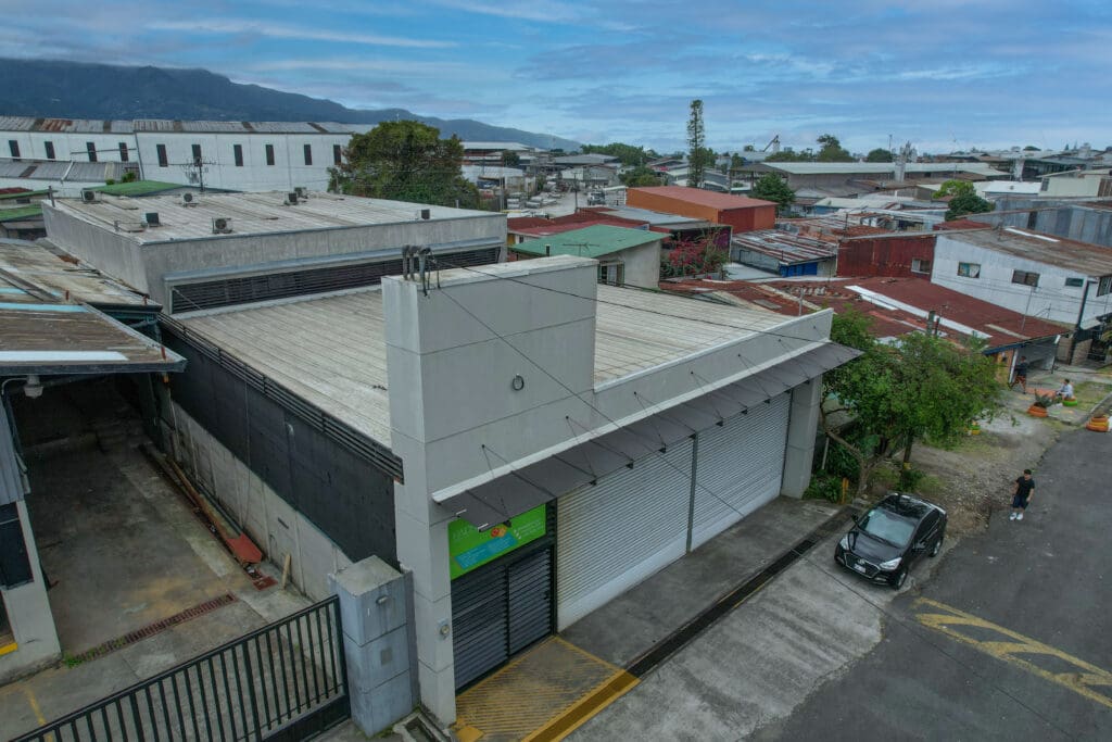 Edificio De Oficinas Con Amplio Parqueo 761.3M2 En San Francisco De Dos Ríos Hcr11