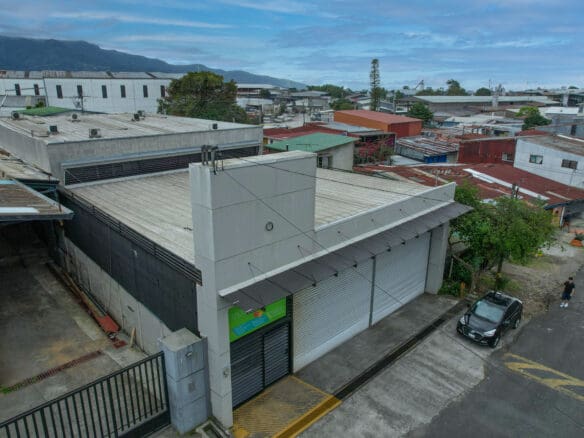 Edificio De Oficinas Con Amplio Parqueo 761.3M2 En San Francisco De Dos Ríos Hcr11
