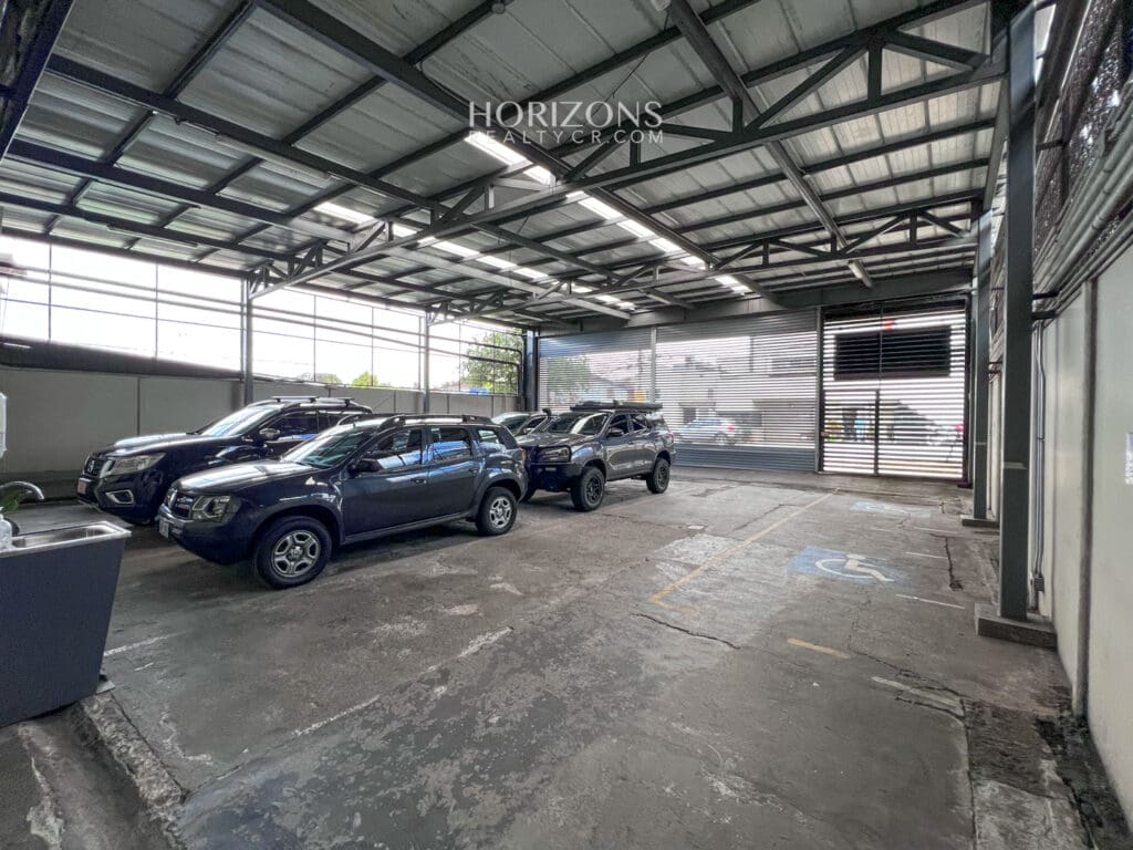 Edificio de Oficinas con amplio parqueo 761.3m2 en San Francisco de Dos Ríos hcr11