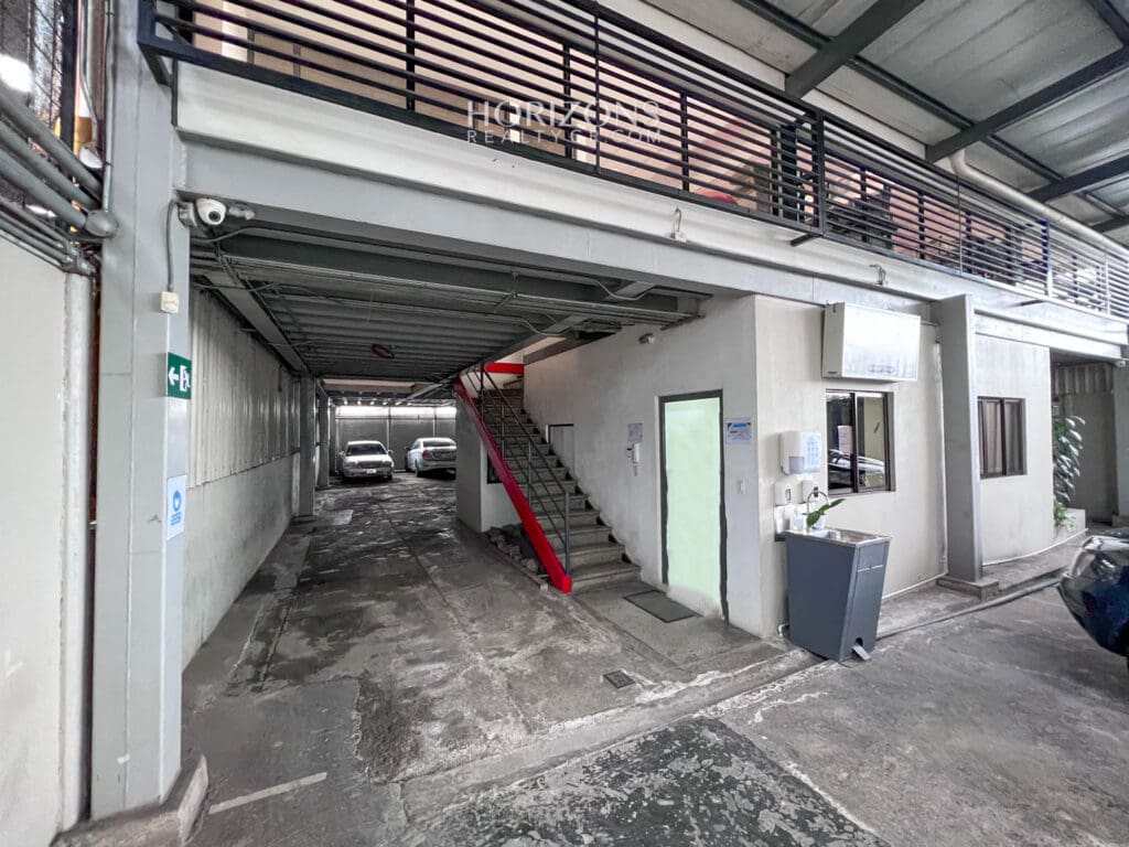 Edificio de Oficinas con amplio parqueo 761.3m2 en San Francisco de Dos Ríos hcr11
