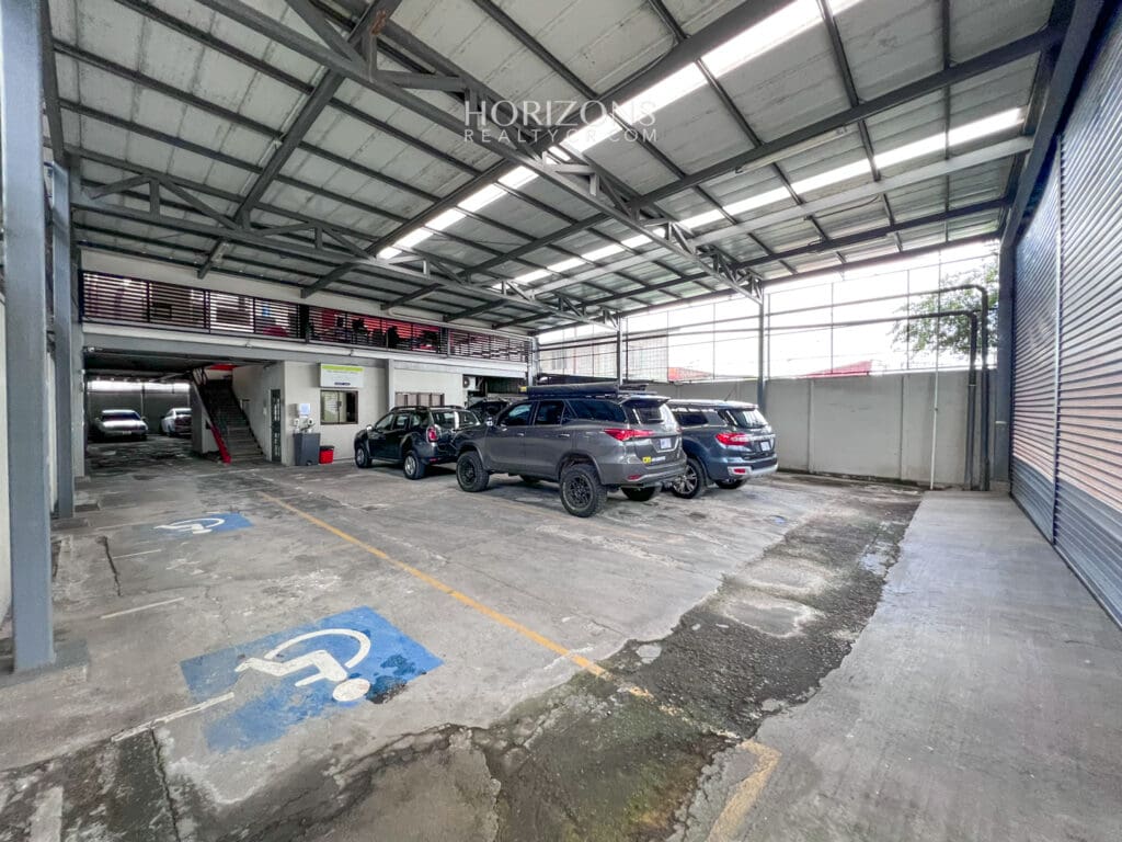 Edificio de Oficinas con amplio parqueo 761.3m2 en San Francisco de Dos Ríos hcr11
