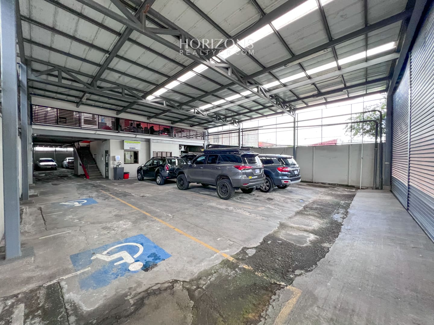 Edificio de Oficinas con amplio parqueo 761.3m2 en San Francisco de Dos Ríos hcr11