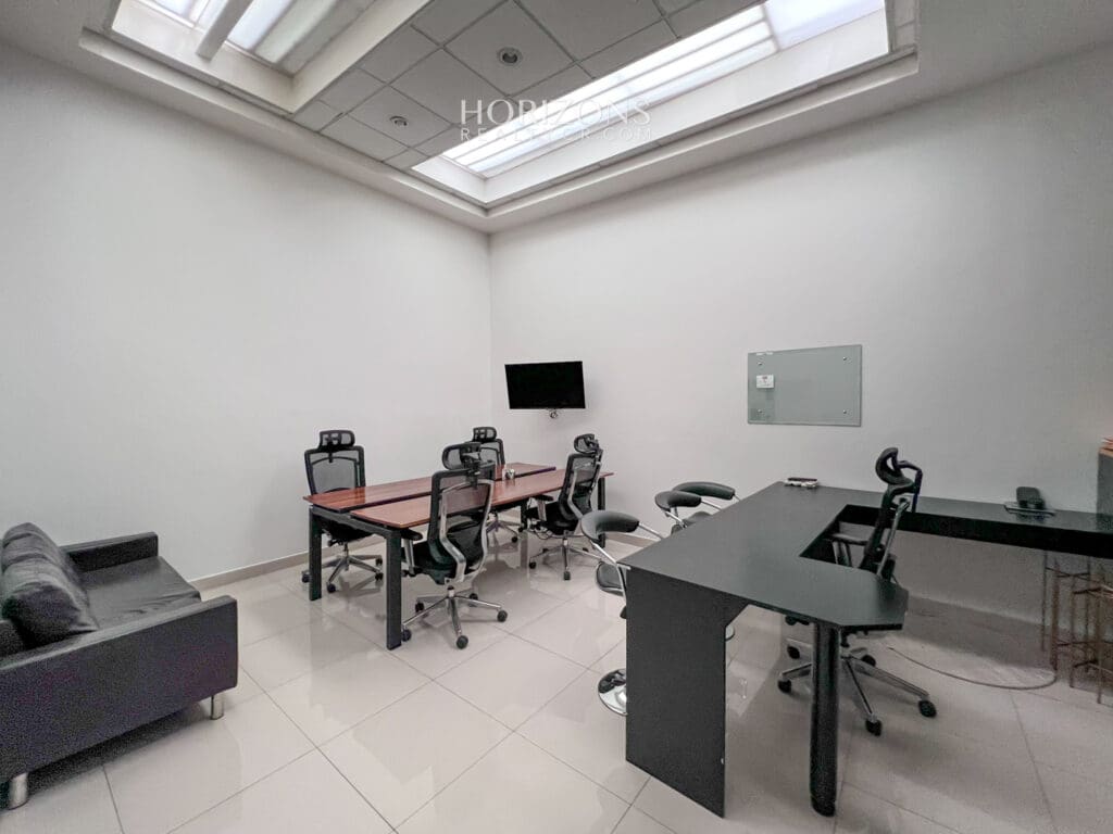 Edificio de Oficinas con amplio parqueo 761.3m2 en San Francisco de Dos Ríos hcr11