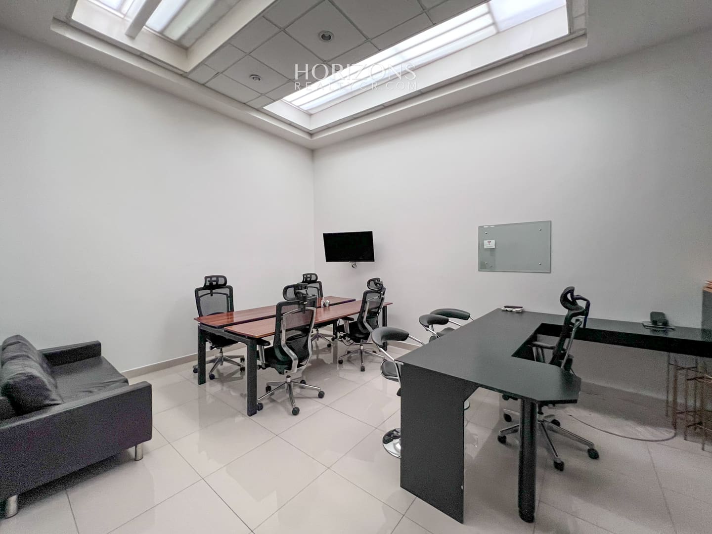 Edificio de Oficinas con amplio parqueo 761.3m2 en San Francisco de Dos Ríos hcr11