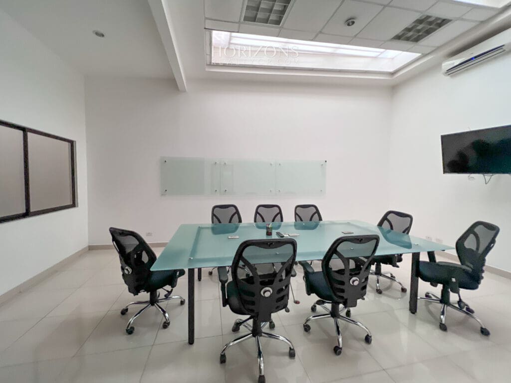 Edificio de Oficinas con amplio parqueo 761.3m2 en San Francisco de Dos Ríos hcr11