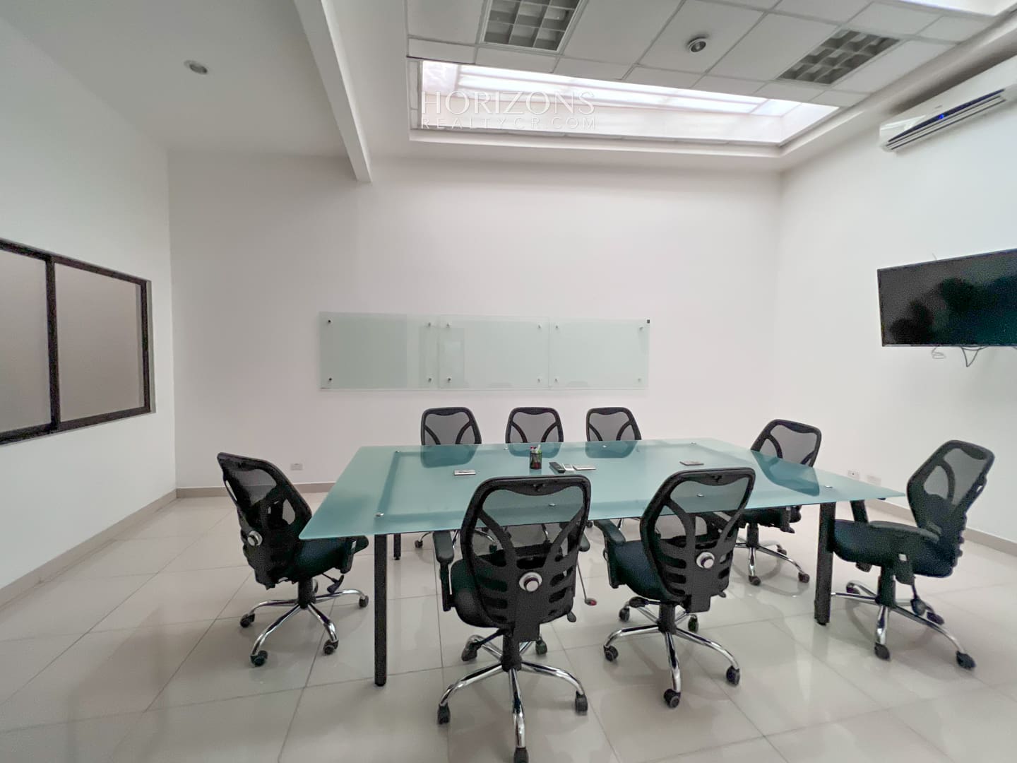 Edificio de Oficinas con amplio parqueo 761.3m2 en San Francisco de Dos Ríos hcr11