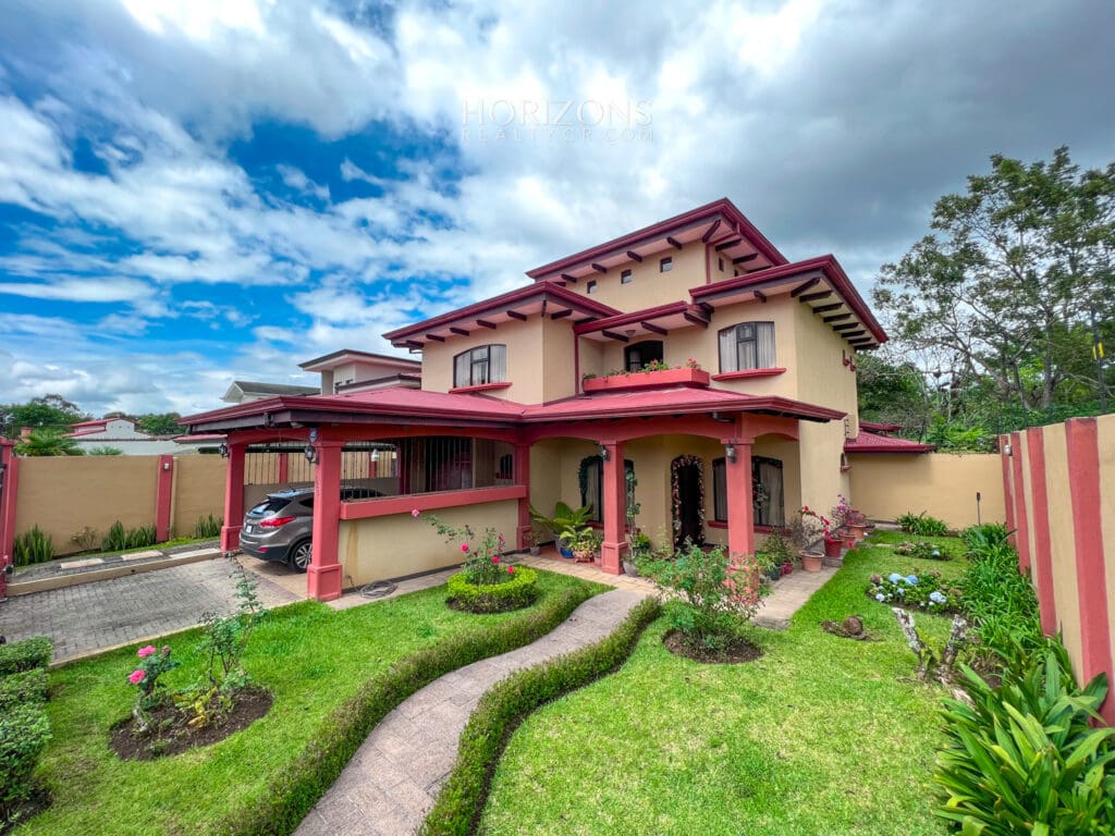 VENTA DE CASA EN RESIDENCIAL CURRIDABAT AMPLIA AREA VERDE NJA1026