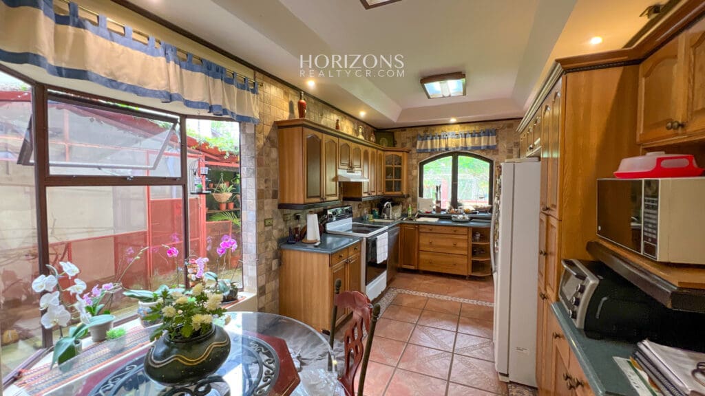 VENTA DE CASA EN RESIDENCIAL CURRIDABAT AMPLIA AREA VERDE NJA1026
