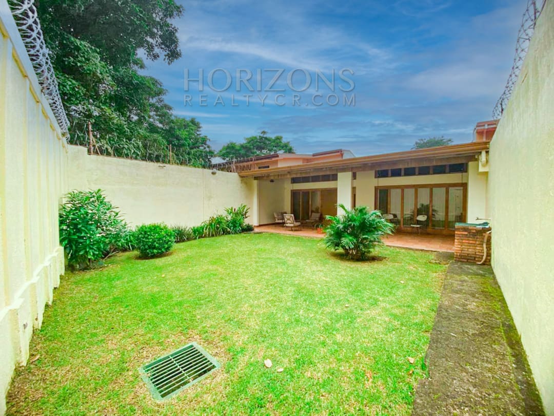 SE ALQUILA CASA CON PATIO EN CURRIDABAT 3 HABITACIONES + SALA DE TV noj895