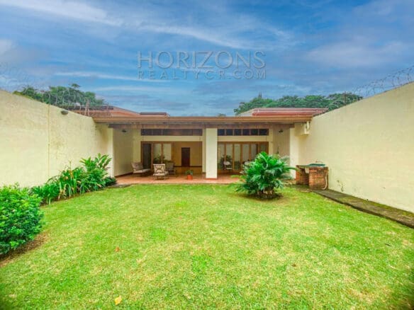 Se Alquila Casa Con Patio En Curridabat 3 Habitaciones + Sala De Tv Noj895