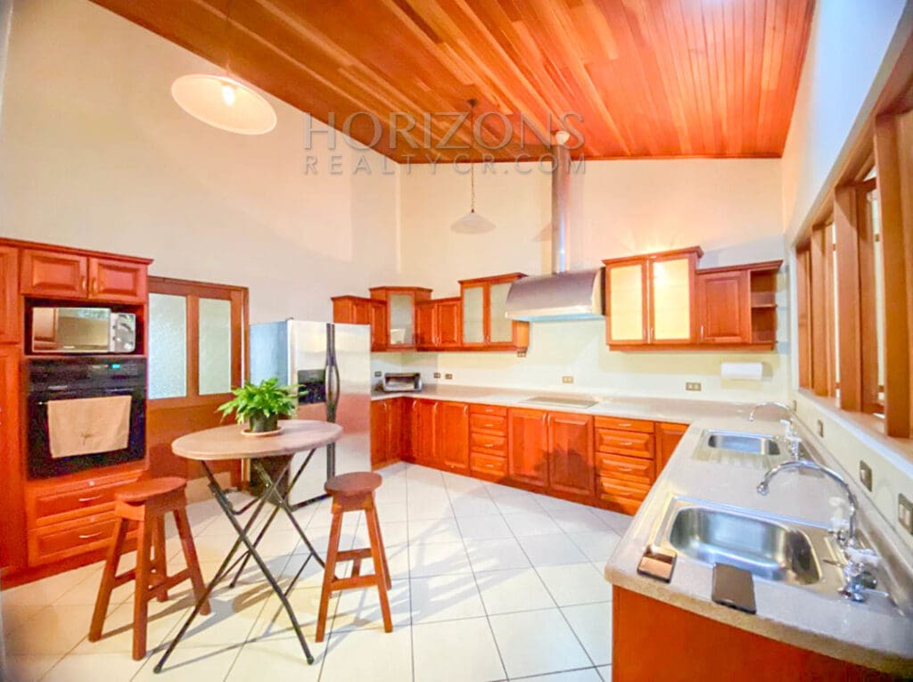 SE ALQUILA CASA CON PATIO EN CURRIDABAT 3 HABITACIONES + SALA DE TV noj895