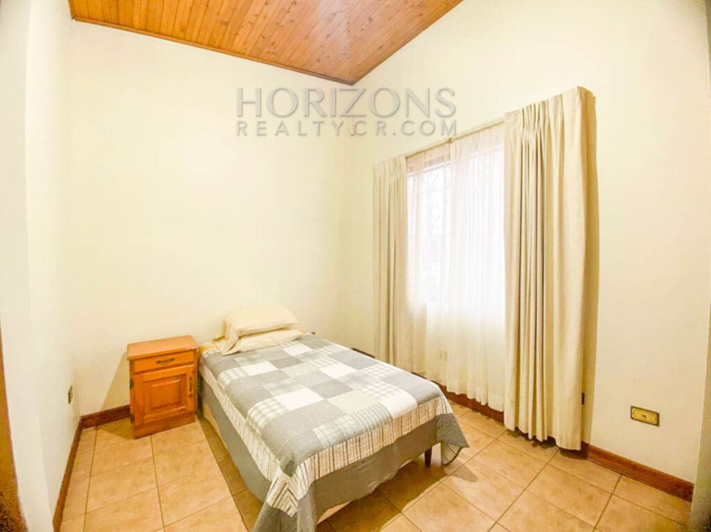 SE ALQUILA CASA CON PATIO EN CURRIDABAT 3 HABITACIONES + SALA DE TV noj895