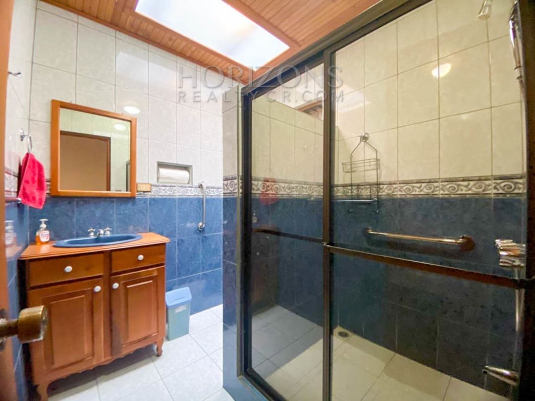 SE ALQUILA CASA CON PATIO EN CURRIDABAT 3 HABITACIONES + SALA DE TV noj895