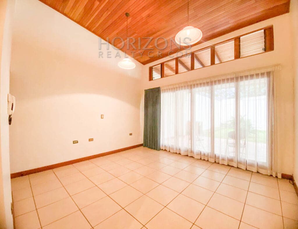 SE ALQUILA CASA CON PATIO EN CURRIDABAT 3 HABITACIONES + SALA DE TV noj895