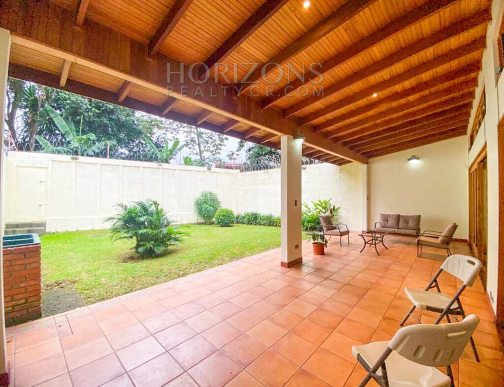 SE ALQUILA CASA CON PATIO EN CURRIDABAT 3 HABITACIONES + SALA DE TV noj895