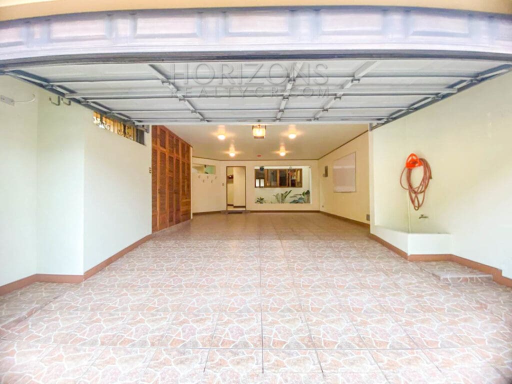 SE ALQUILA CASA CON PATIO EN CURRIDABAT 3 HABITACIONES + SALA DE TV noj895