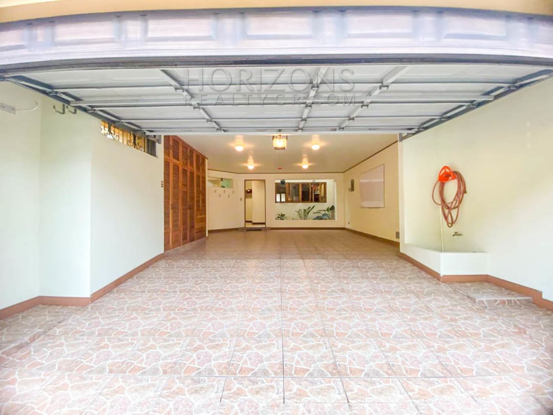SE ALQUILA CASA CON PATIO EN CURRIDABAT 3 HABITACIONES + SALA DE TV noj895
