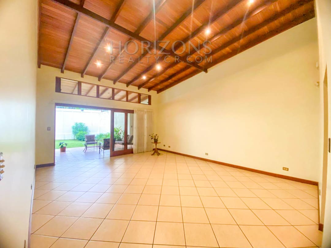 SE ALQUILA CASA CON PATIO EN CURRIDABAT 3 HABITACIONES + SALA DE TV noj895