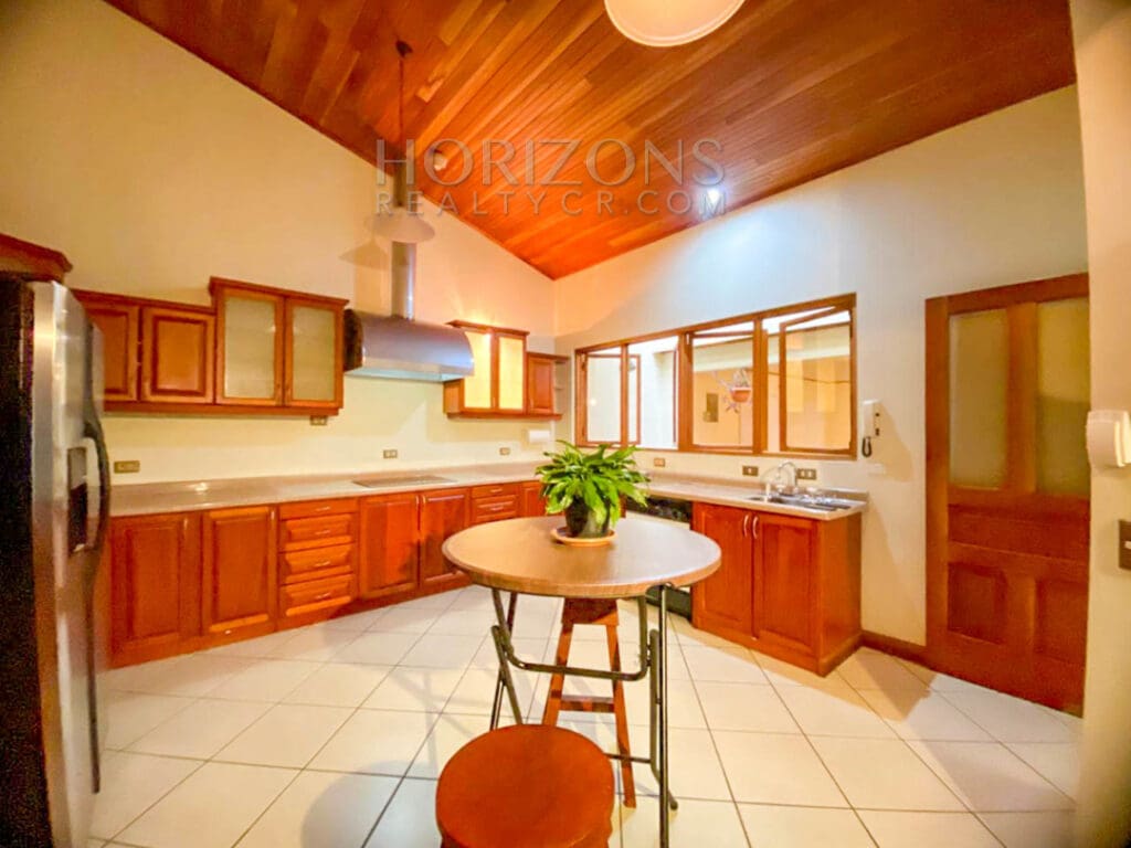 SE ALQUILA CASA CON PATIO EN CURRIDABAT 3 HABITACIONES + SALA DE TV noj895