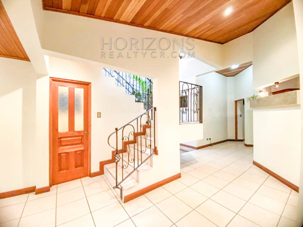 SE ALQUILA CASA CON PATIO EN CURRIDABAT 3 HABITACIONES + SALA DE TV noj895