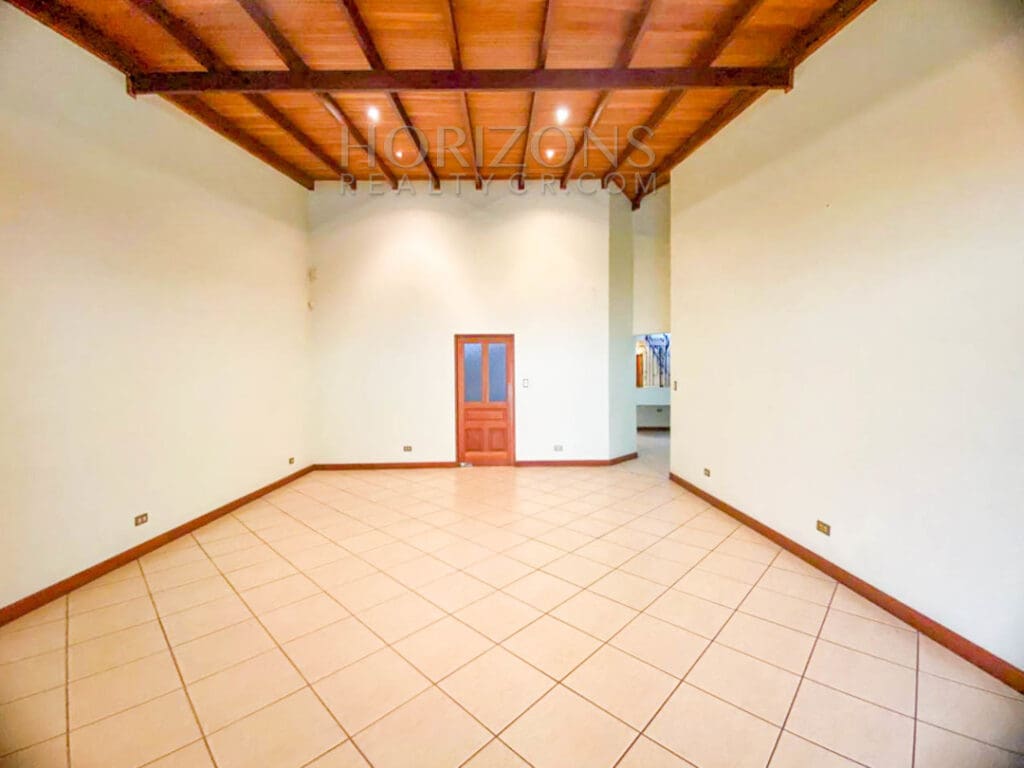 SE ALQUILA CASA CON PATIO EN CURRIDABAT 3 HABITACIONES + SALA DE TV noj895