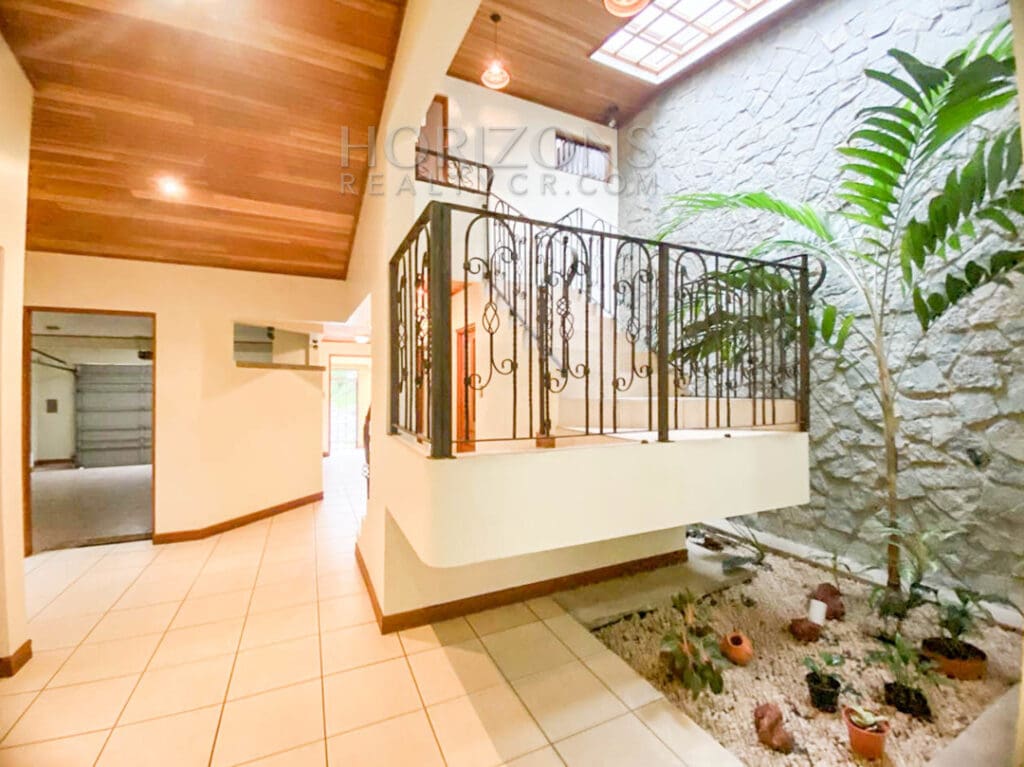 SE ALQUILA CASA CON PATIO EN CURRIDABAT 3 HABITACIONES + SALA DE TV noj895