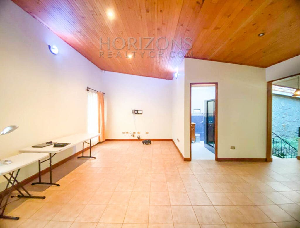 SE ALQUILA CASA CON PATIO EN CURRIDABAT 3 HABITACIONES + SALA DE TV noj895