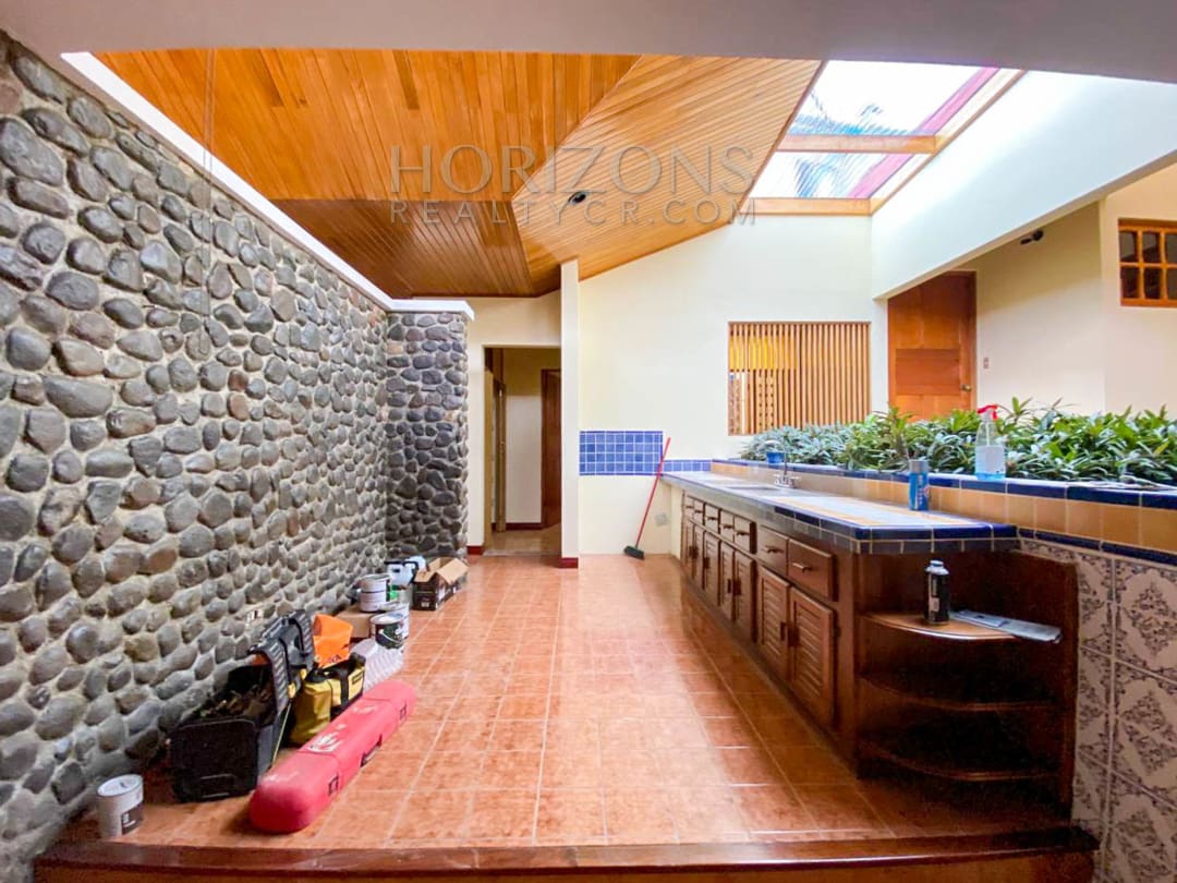 SE ALQUILA CASA CON PATIO EN SABANILLA 3 HABITACIONES noj897