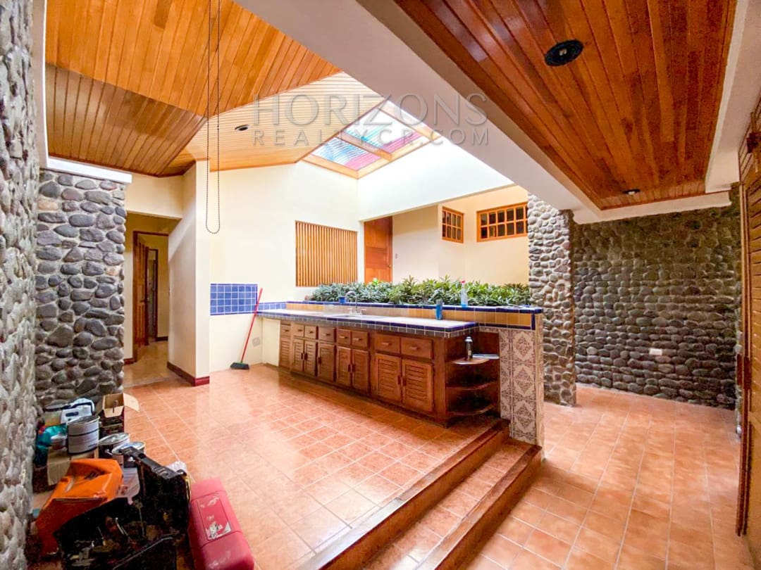 SE ALQUILA CASA CON PATIO EN SABANILLA 3 HABITACIONES noj897