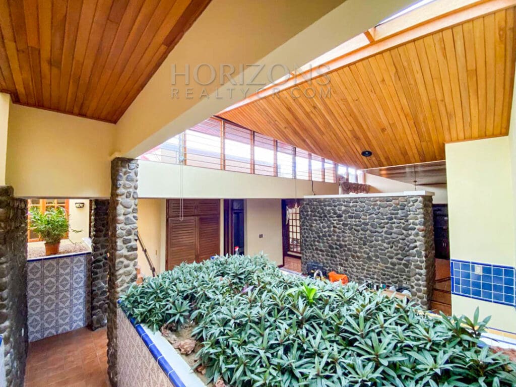 SE ALQUILA CASA CON PATIO EN SABANILLA 3 HABITACIONES noj897