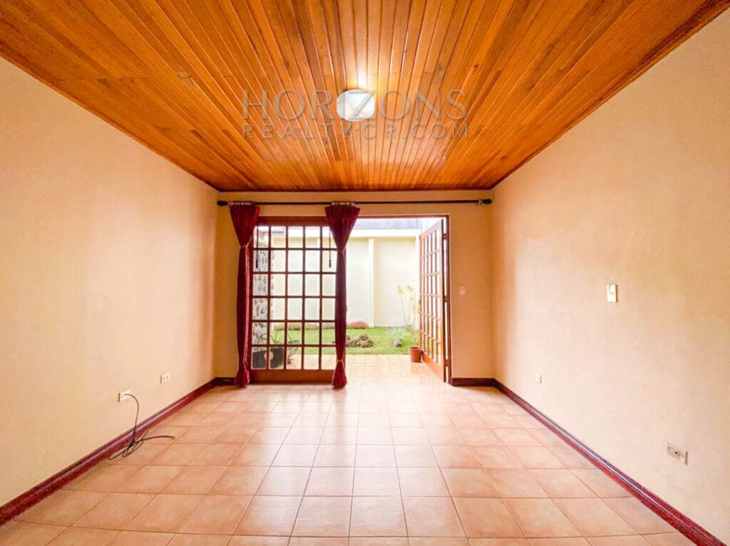 SE ALQUILA CASA CON PATIO EN SABANILLA 3 HABITACIONES noj897